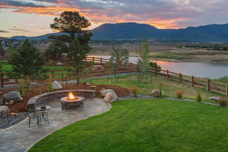 Fire-Pit-with-Hedges-Creating-the-Fence