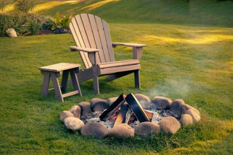 Lawn-and-Pea-Gravel-Surrounding-the-Fire-Pit